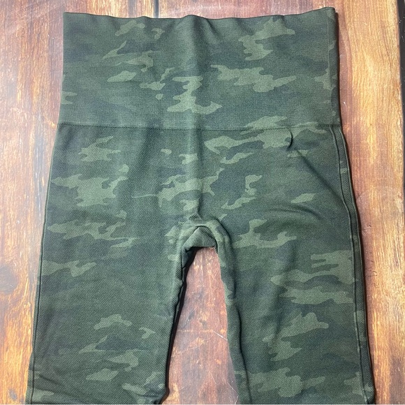 SPANX Camo Seamless Leggings. XS - Picture 4 of 6